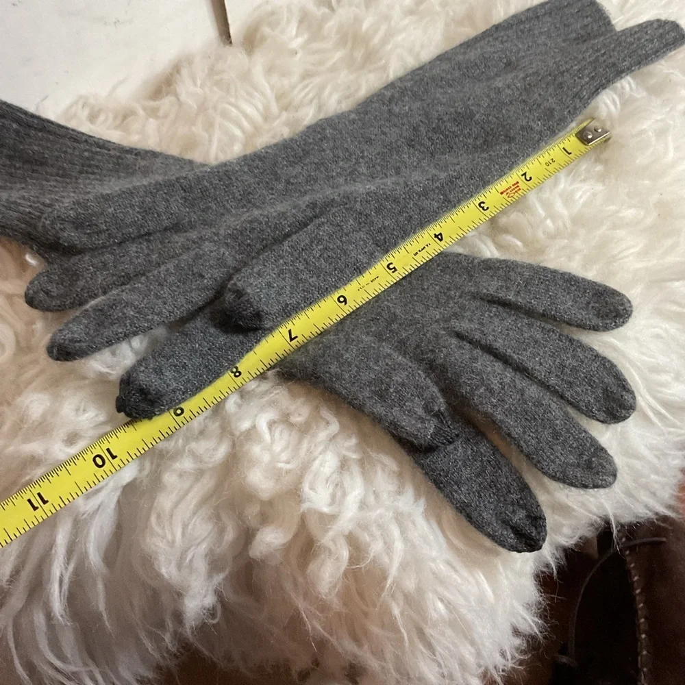 Cashmere Cashmere Gray studded text tip gloves